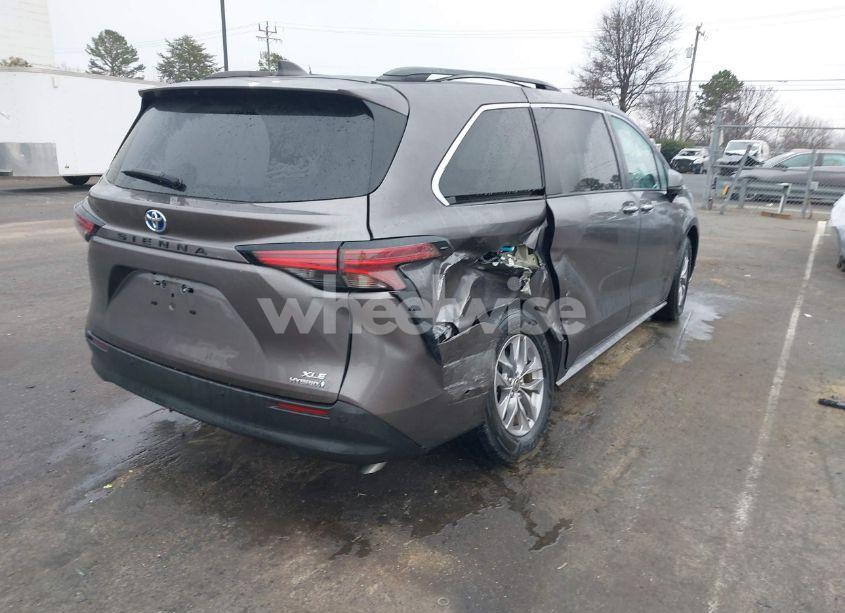 Photo 4 of 2022 Toyota Sienna XLE (VIN 5TDYRKEC1NS100619)