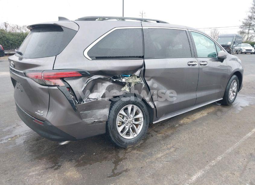 Photo 6 of 2022 Toyota Sienna XLE (VIN 5TDYRKEC1NS100619)