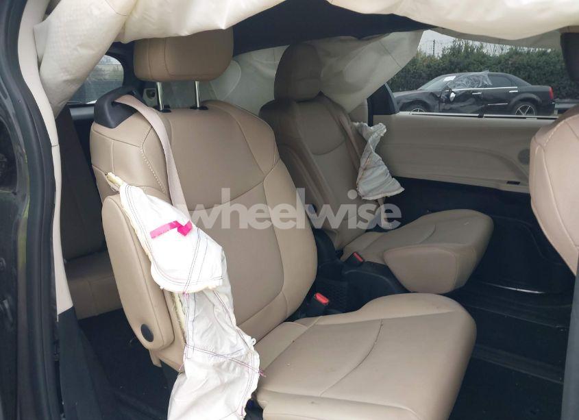 Photo 8 of 2022 Toyota Sienna XLE (VIN 5TDYRKEC1NS100619)