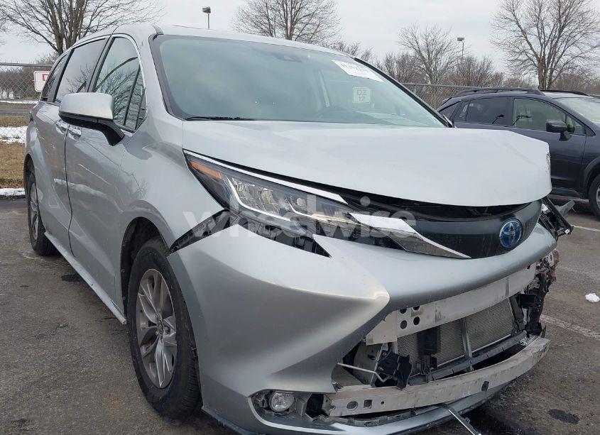 2022 Toyota Sienna XLE (VIN 5TDYRKEC1NS103519) main photo
