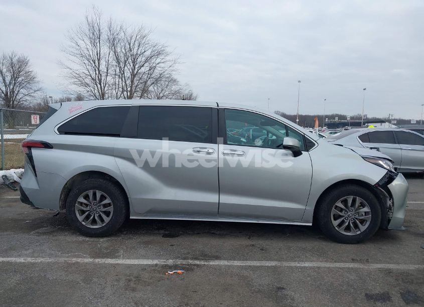 Photo 13 of 2022 Toyota Sienna XLE (VIN 5TDYRKEC1NS103519)