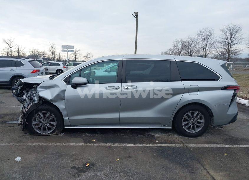 Photo 14 of 2022 Toyota Sienna XLE (VIN 5TDYRKEC1NS103519)