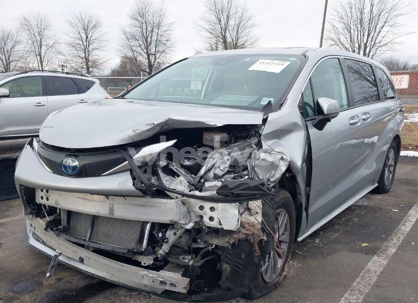 Photo 2 of 2022 Toyota Sienna XLE (VIN 5TDYRKEC1NS103519)