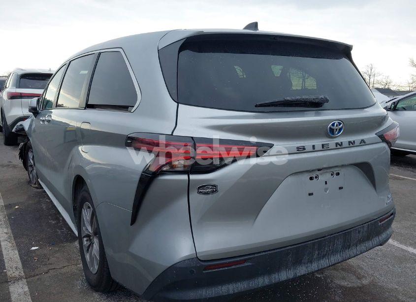 Photo 3 of 2022 Toyota Sienna XLE (VIN 5TDYRKEC1NS103519)