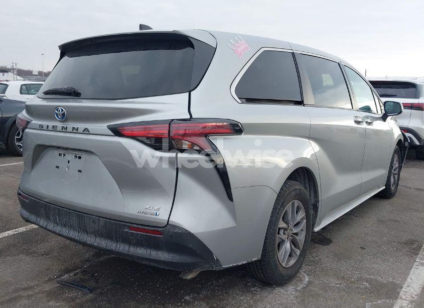 Photo 4 of 2022 Toyota Sienna XLE (VIN 5TDYRKEC1NS103519)