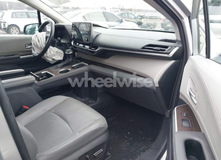 Photo 5 of 2022 Toyota Sienna XLE (VIN 5TDYRKEC1NS103519)