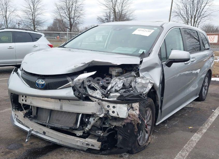 Photo 6 of 2022 Toyota Sienna XLE (VIN 5TDYRKEC1NS103519)