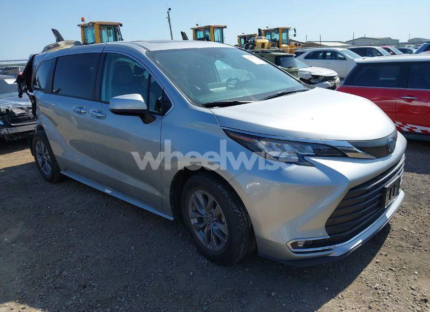 2022 Toyota Sienna XLE (VIN 5TDYRKEC1NS125049) main photo
