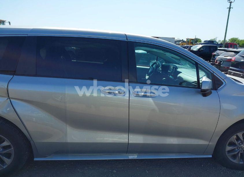 Photo 14 of 2022 Toyota Sienna XLE (VIN 5TDYRKEC1NS125049)