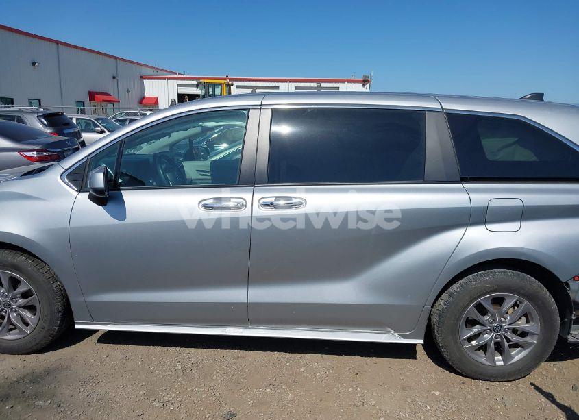 Photo 15 of 2022 Toyota Sienna XLE (VIN 5TDYRKEC1NS125049)
