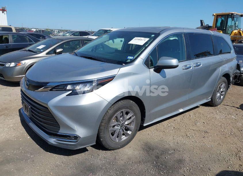 Photo 2 of 2022 Toyota Sienna XLE (VIN 5TDYRKEC1NS125049)