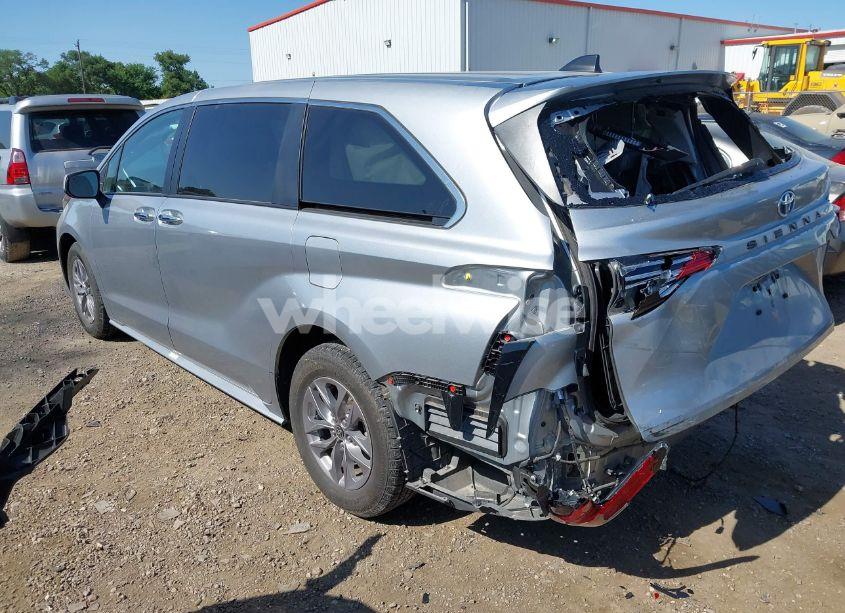 Photo 3 of 2022 Toyota Sienna XLE (VIN 5TDYRKEC1NS125049)