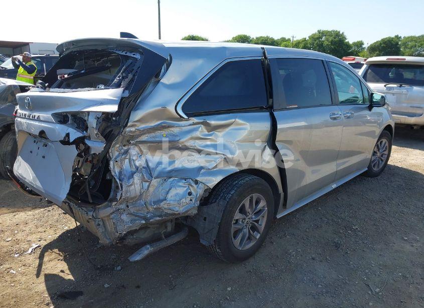 Photo 4 of 2022 Toyota Sienna XLE (VIN 5TDYRKEC1NS125049)