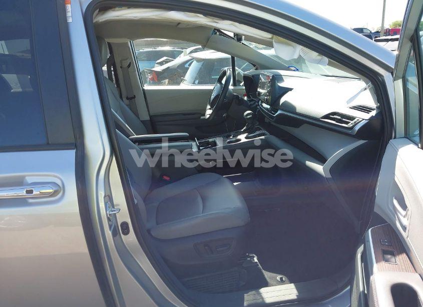 Photo 5 of 2022 Toyota Sienna XLE (VIN 5TDYRKEC1NS125049)