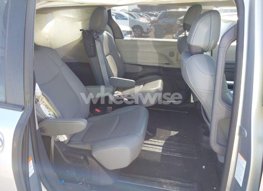 Photo 8 of 2022 Toyota Sienna XLE (VIN 5TDYRKEC1NS125049)