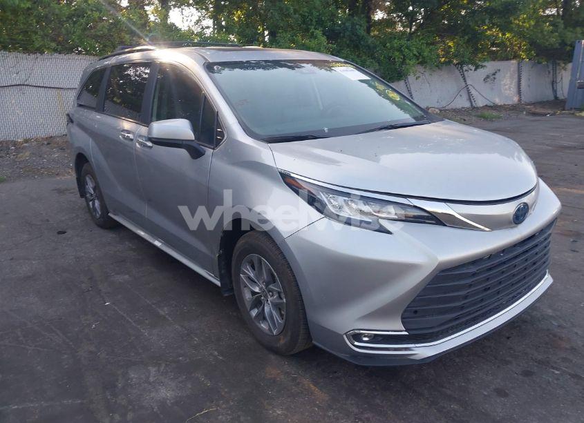 2023 Toyota Sienna XLE (VIN 5TDYRKEC1PS166459) main photo