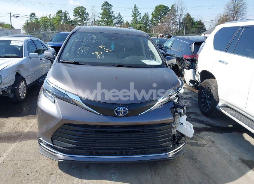 Photo 12 of 2024 Toyota Sienna XLE (VIN 5TDYRKEC1RS190859)