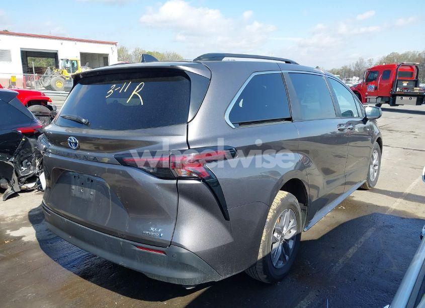 Photo 4 of 2024 Toyota Sienna XLE (VIN 5TDYRKEC1RS190859)