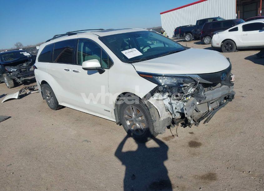 2021 Toyota Sienna XLE (VIN 5TDYRKEC2MS053924) main photo
