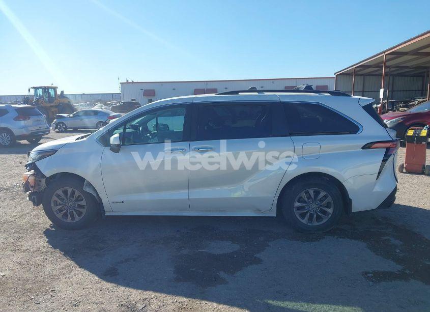 Photo 14 of 2021 Toyota Sienna XLE (VIN 5TDYRKEC2MS053924)