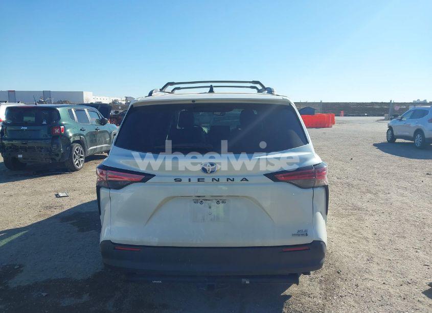 Photo 16 of 2021 Toyota Sienna XLE (VIN 5TDYRKEC2MS053924)