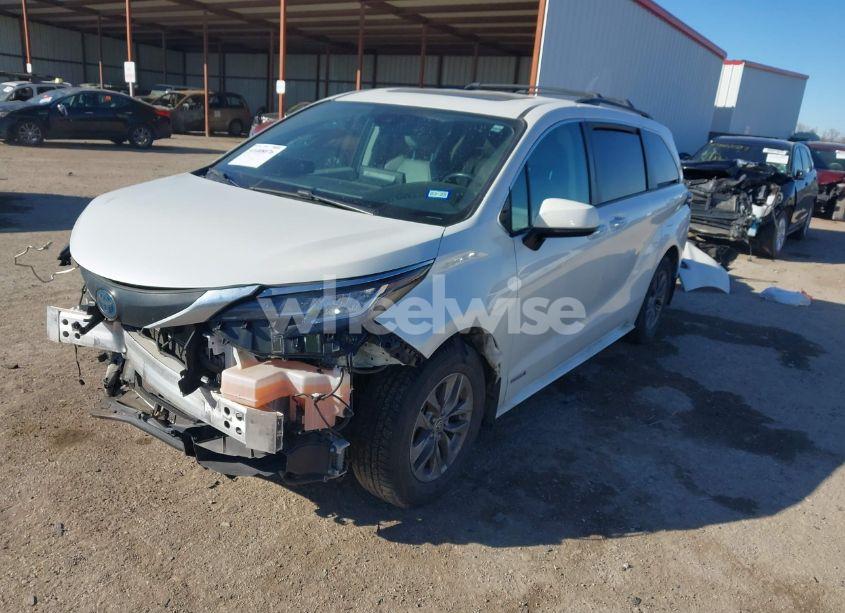 Photo 2 of 2021 Toyota Sienna XLE (VIN 5TDYRKEC2MS053924)