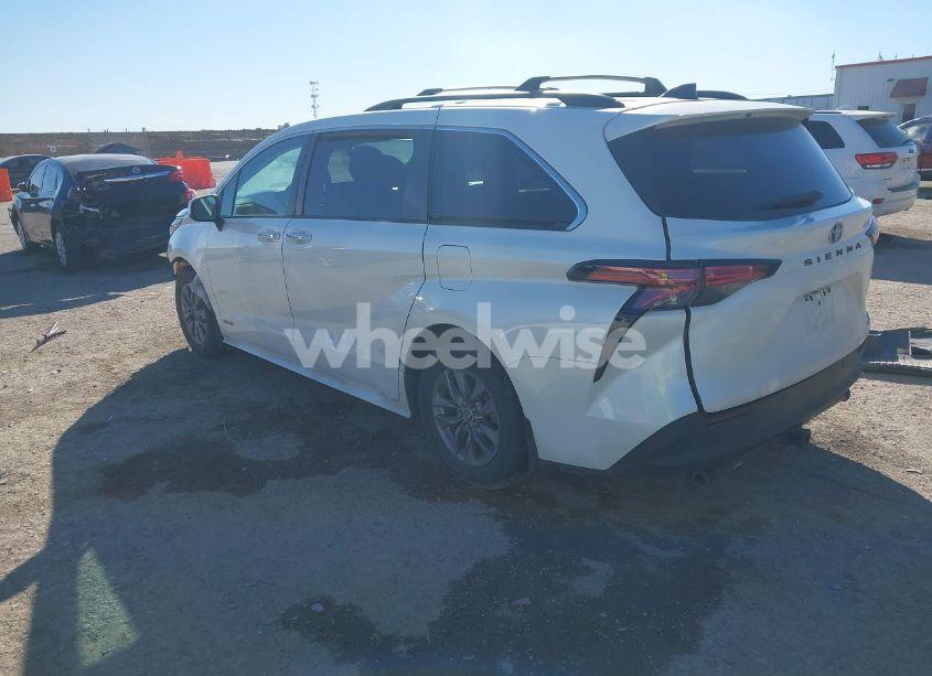 Photo 3 of 2021 Toyota Sienna XLE (VIN 5TDYRKEC2MS053924)