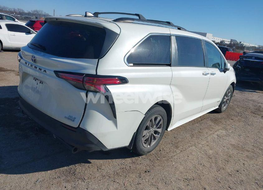 Photo 4 of 2021 Toyota Sienna XLE (VIN 5TDYRKEC2MS053924)