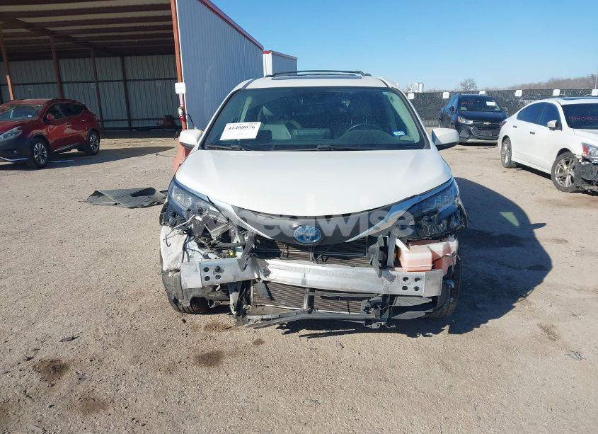 Photo 6 of 2021 Toyota Sienna XLE (VIN 5TDYRKEC2MS053924)