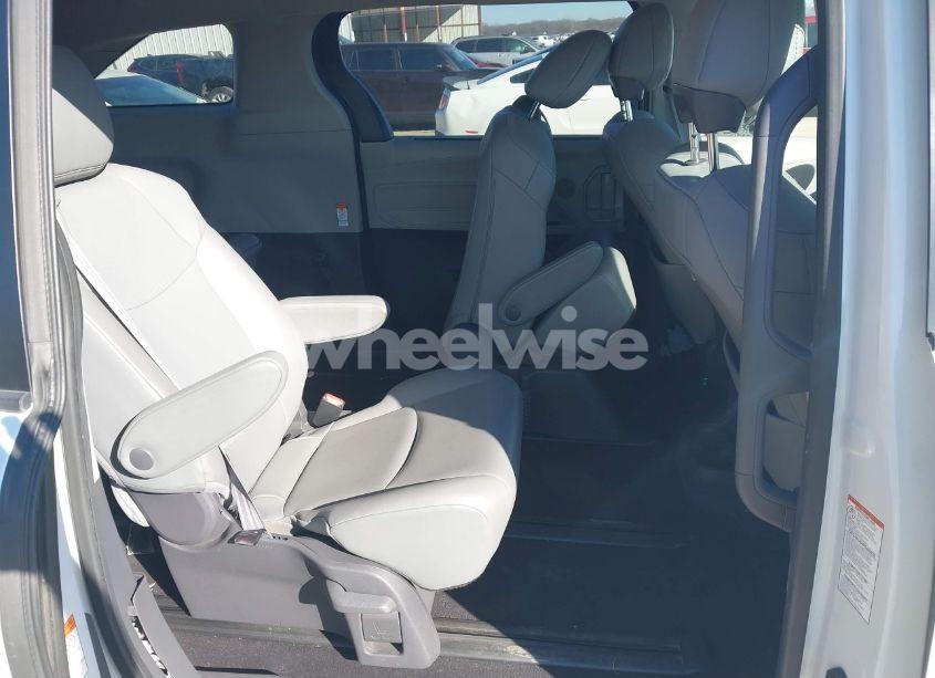 Photo 8 of 2021 Toyota Sienna XLE (VIN 5TDYRKEC2MS053924)