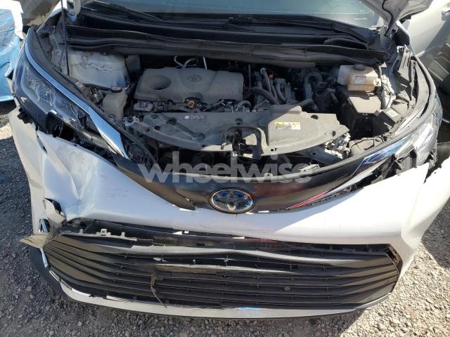 2022 TOYOTA SIENNA XLE (VIN 5TDYRKEC2NS085483) main photo