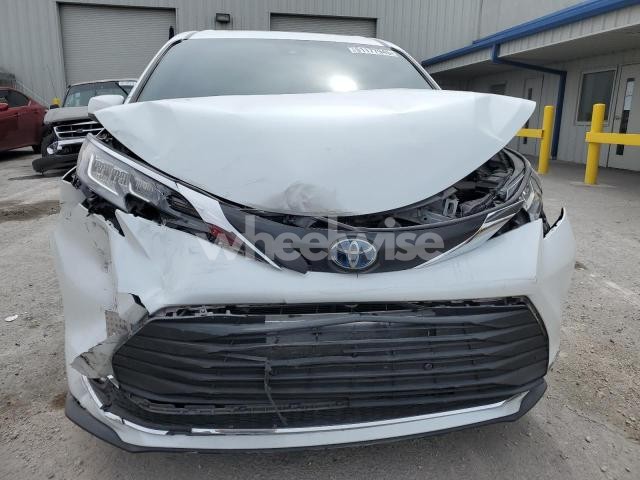 Photo 4 of 2022 TOYOTA SIENNA XLE (VIN 5TDYRKEC2NS085483)