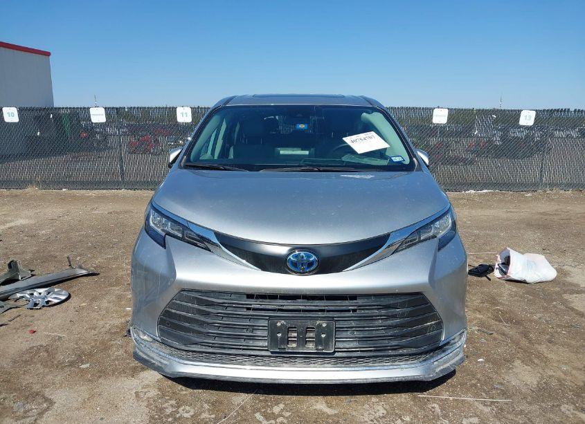 Photo 11 of 2022 Toyota Sienna XLE (VIN 5TDYRKEC2NS104274)