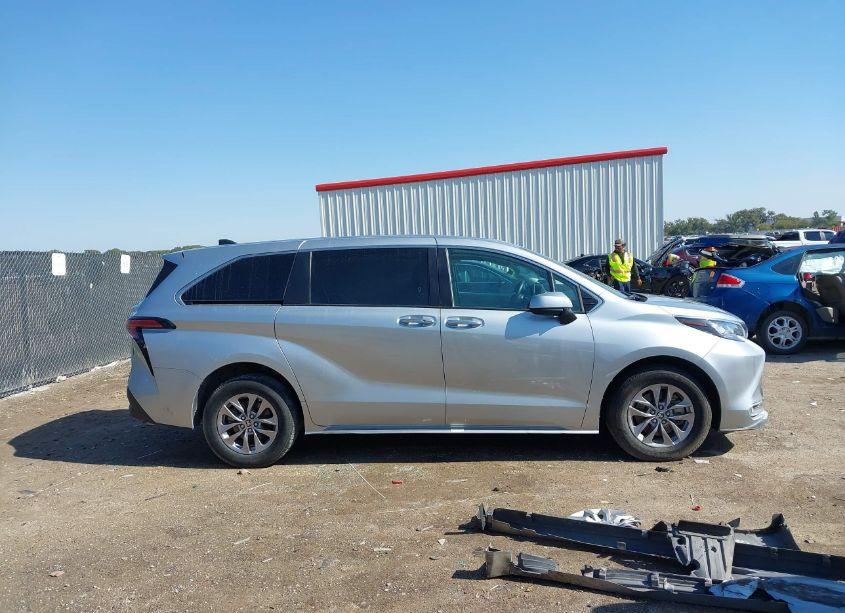 Photo 12 of 2022 Toyota Sienna XLE (VIN 5TDYRKEC2NS104274)
