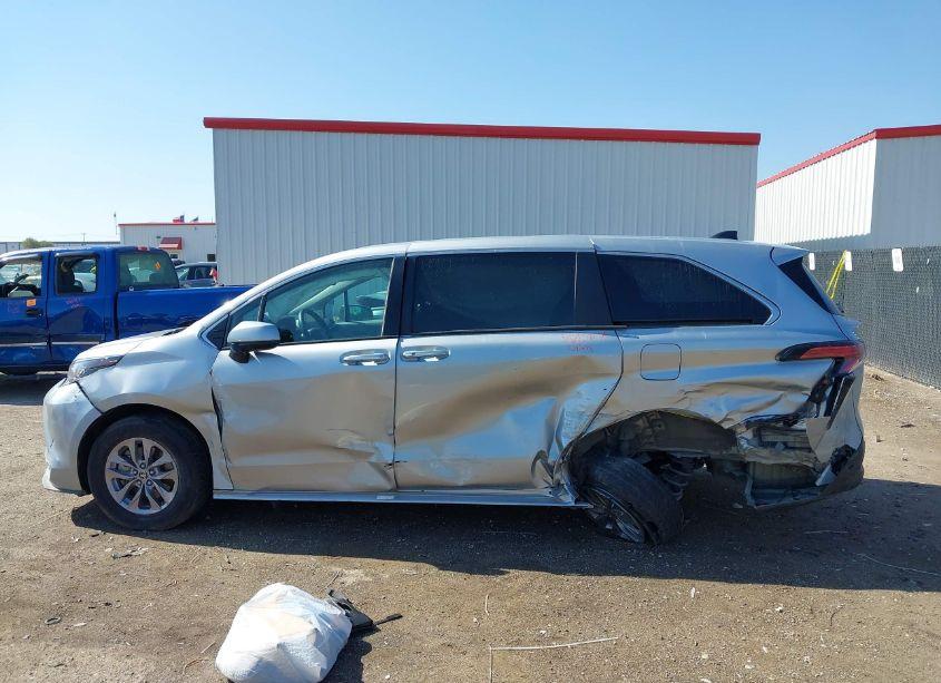 Photo 13 of 2022 Toyota Sienna XLE (VIN 5TDYRKEC2NS104274)