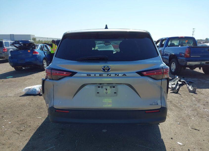 Photo 15 of 2022 Toyota Sienna XLE (VIN 5TDYRKEC2NS104274)