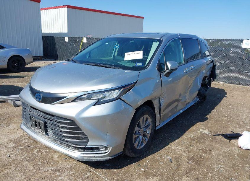 Photo 2 of 2022 Toyota Sienna XLE (VIN 5TDYRKEC2NS104274)