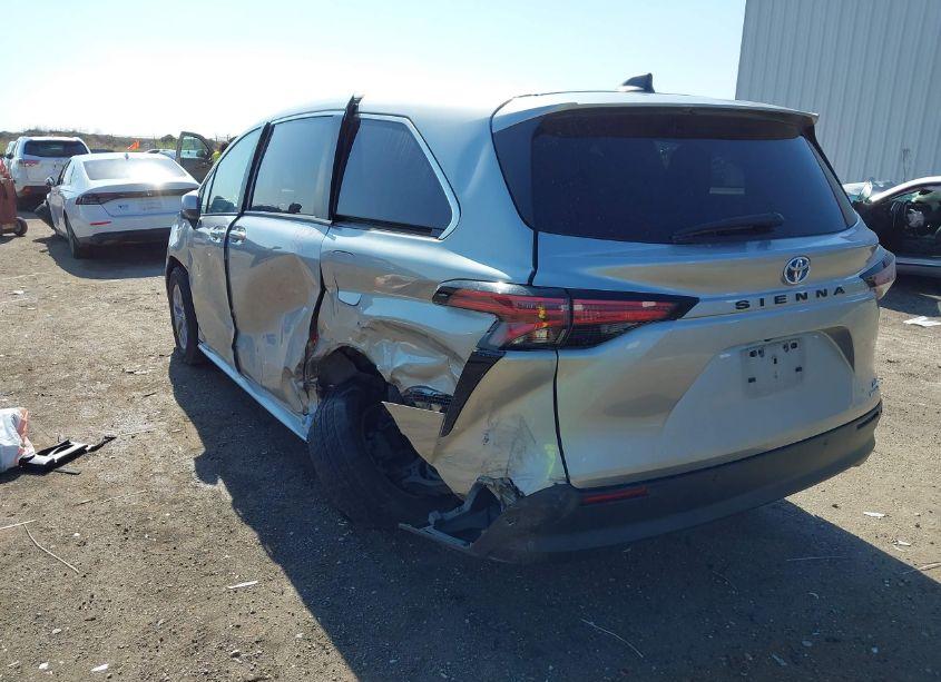 Photo 3 of 2022 Toyota Sienna XLE (VIN 5TDYRKEC2NS104274)