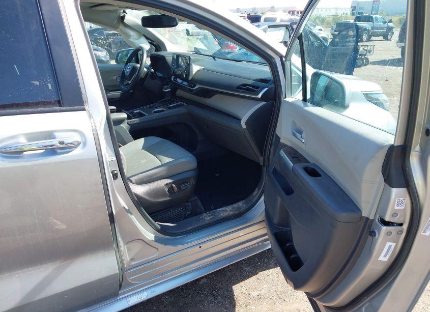 Photo 5 of 2022 Toyota Sienna XLE (VIN 5TDYRKEC2NS104274)