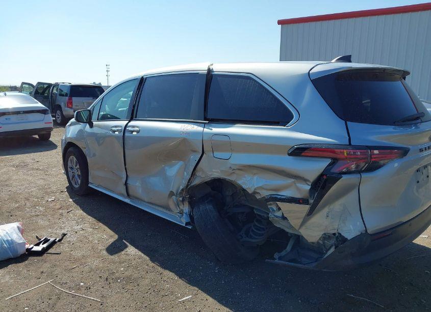 Photo 6 of 2022 Toyota Sienna XLE (VIN 5TDYRKEC2NS104274)