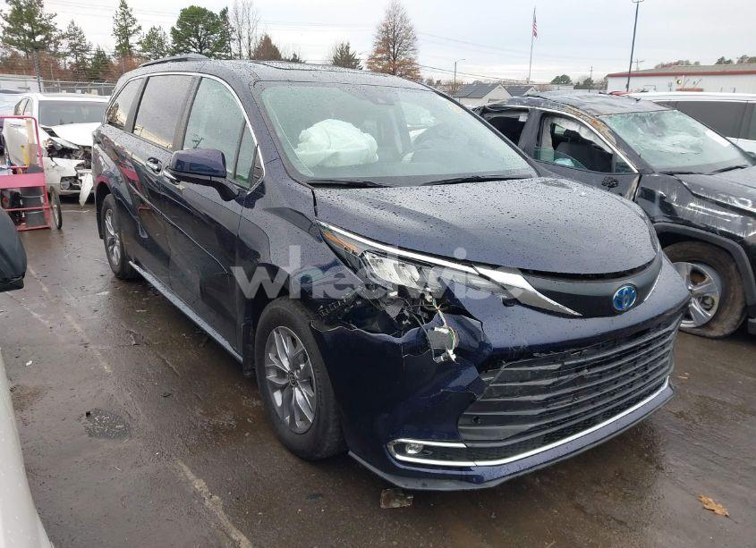 2024 Toyota Sienna XLE (VIN 5TDYRKEC2RS195746) main photo