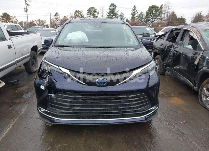 Photo 12 of 2024 Toyota Sienna XLE (VIN 5TDYRKEC2RS195746)