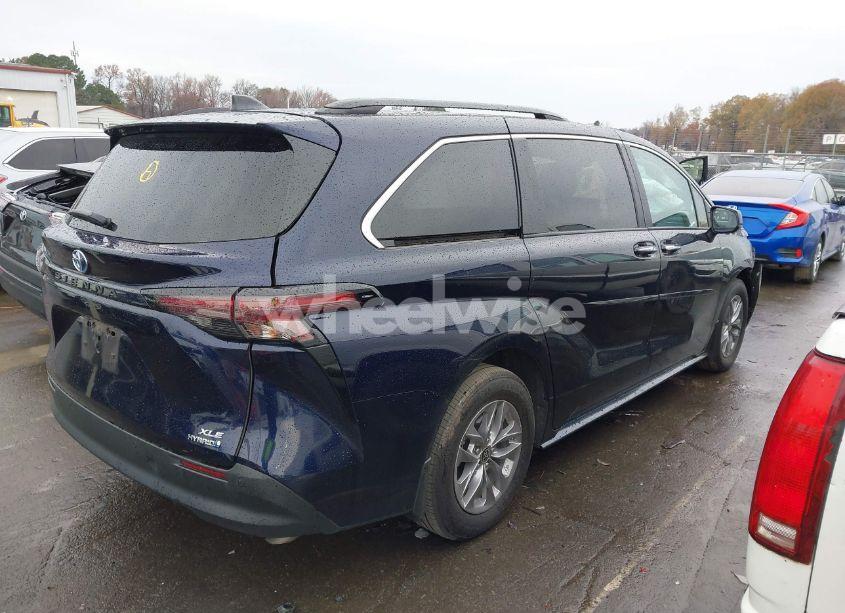 Photo 4 of 2024 Toyota Sienna XLE (VIN 5TDYRKEC2RS195746)