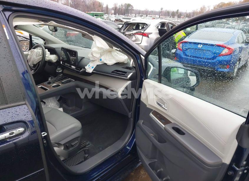 Photo 5 of 2024 Toyota Sienna XLE (VIN 5TDYRKEC2RS195746)