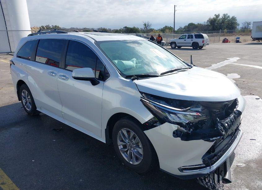 2024 Toyota Sienna XLE (VIN 5TDYRKEC2RS213274) main photo