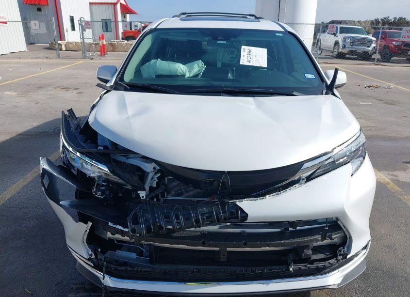 Photo 12 of 2024 Toyota Sienna XLE (VIN 5TDYRKEC2RS213274)