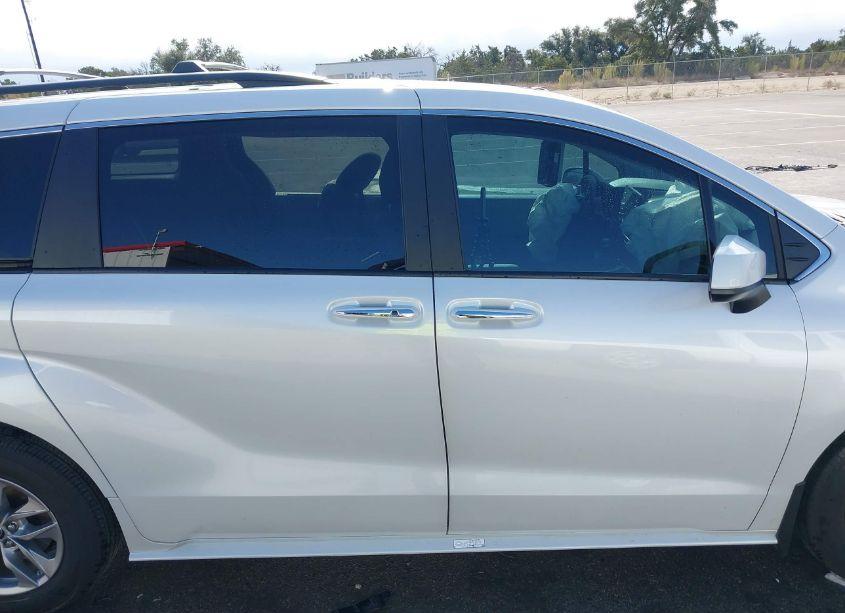 Photo 13 of 2024 Toyota Sienna XLE (VIN 5TDYRKEC2RS213274)