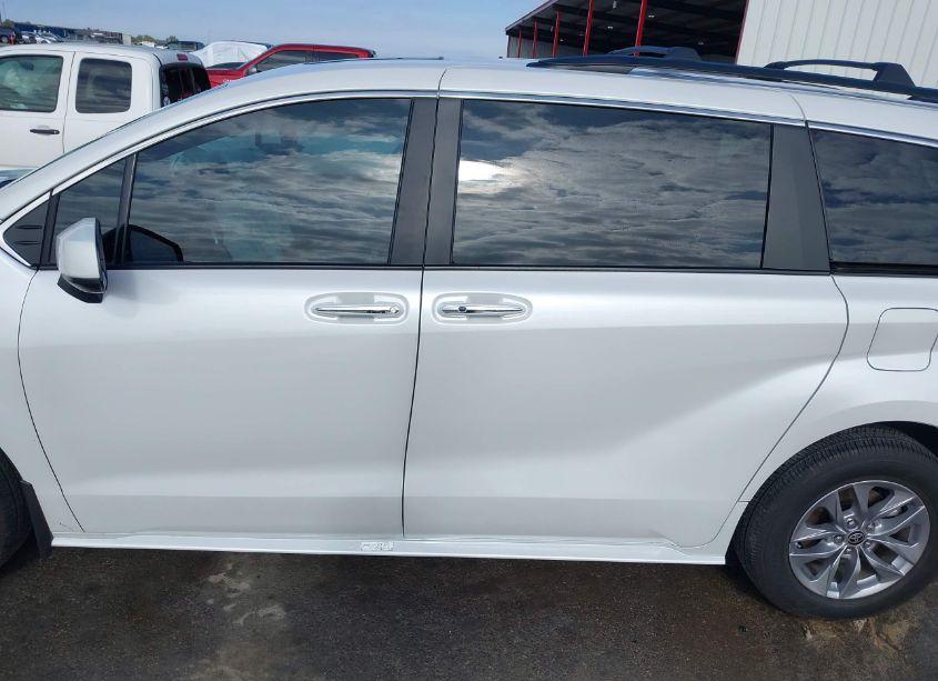 Photo 14 of 2024 Toyota Sienna XLE (VIN 5TDYRKEC2RS213274)