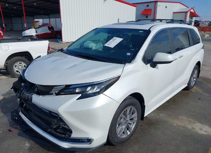 Photo 2 of 2024 Toyota Sienna XLE (VIN 5TDYRKEC2RS213274)