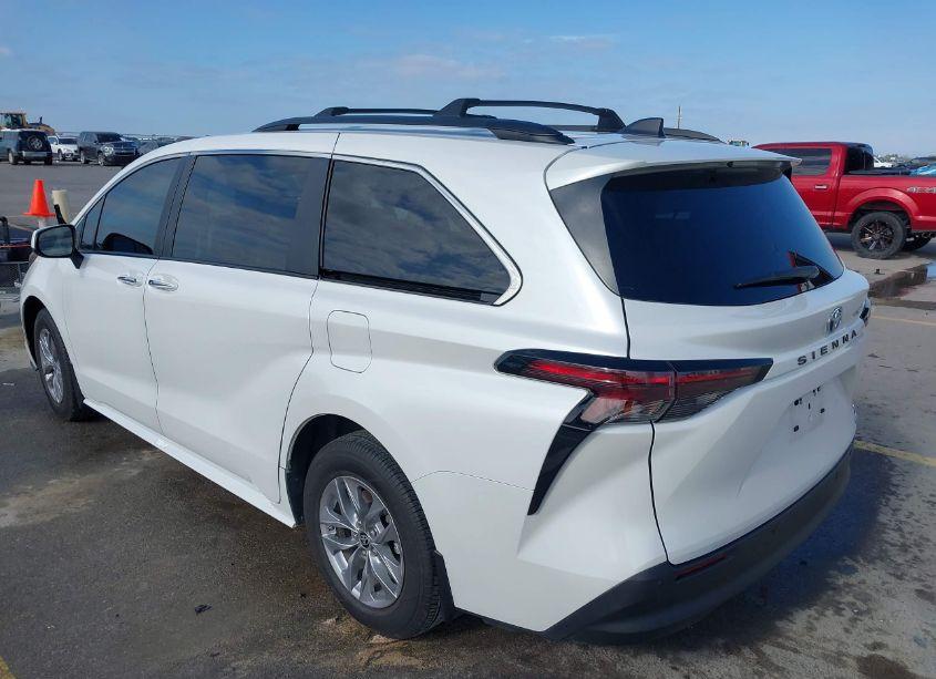 Photo 3 of 2024 Toyota Sienna XLE (VIN 5TDYRKEC2RS213274)